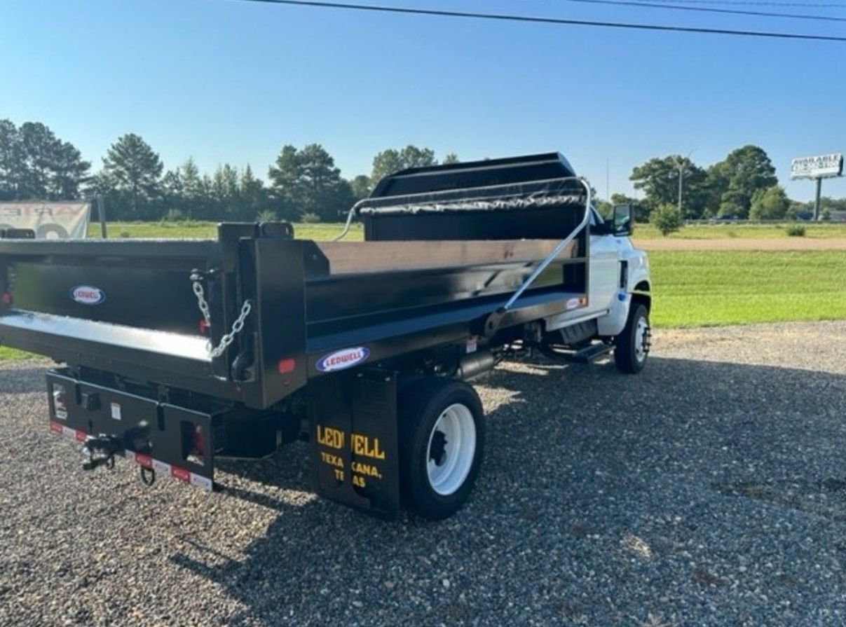 2023 International® CV™ Series Day Cab 4x4 - image 5 of 6