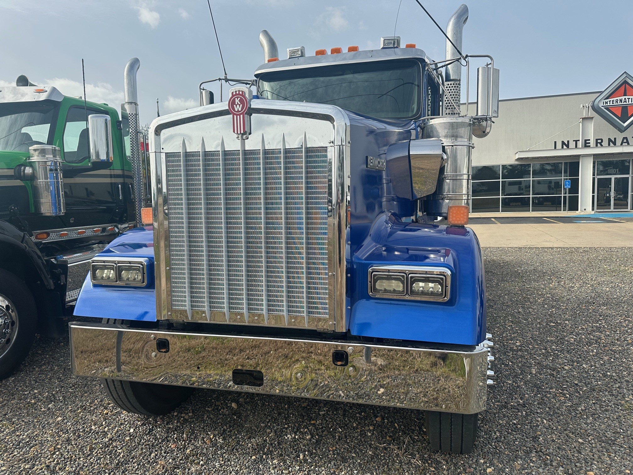 2023 KENWORTH W900L - image 2 of 6