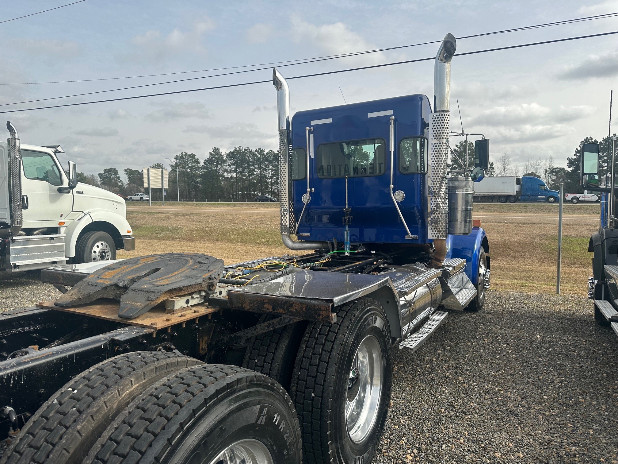 2023 KENWORTH W900L - image 4 of 6