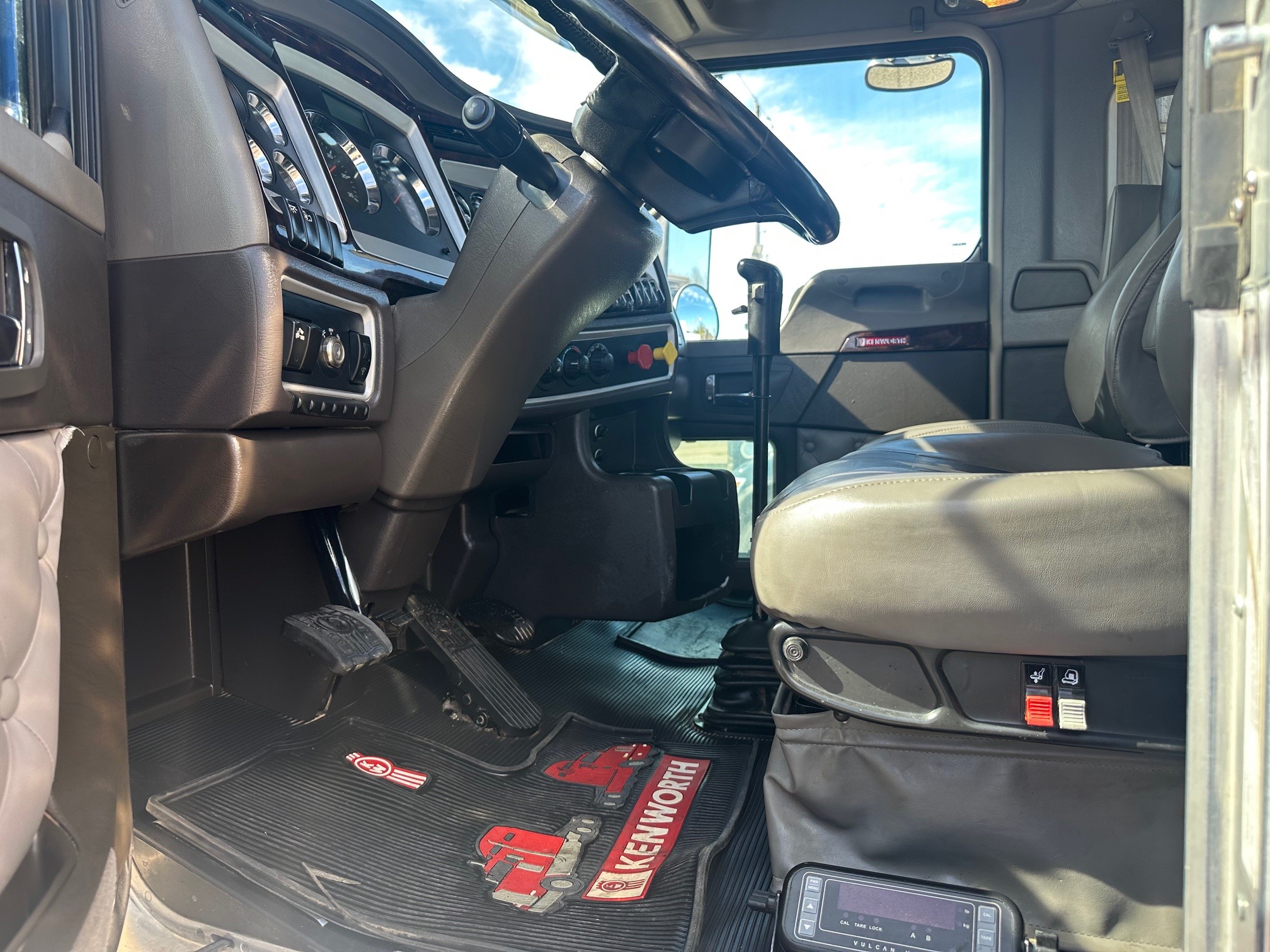 2023 KENWORTH W900L - image 5 of 6