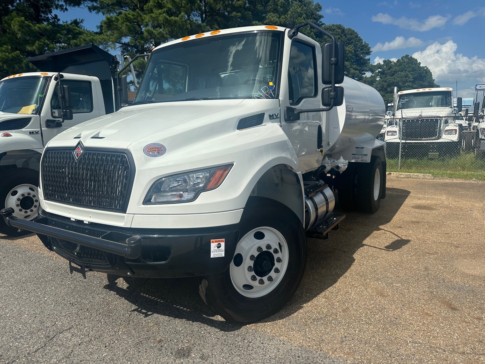 2026 INTERNATIONAL MV607 WATER TRUCK TS524944 - image 1 of 6