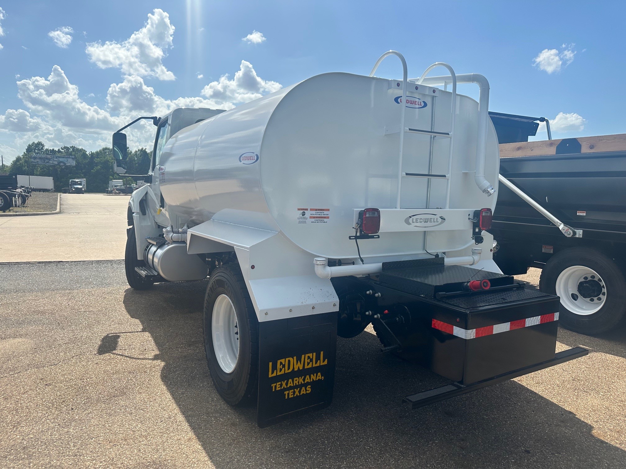 2026 INTERNATIONAL MV607 WATER TRUCK TS524944 - image 2 of 6